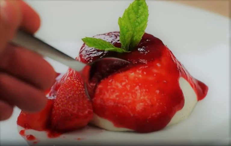 Panna cotta à la sauce aux fraises