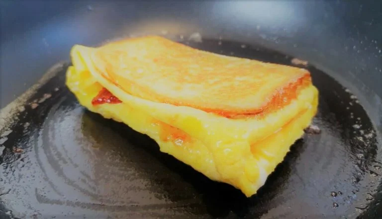 Petit-déjeuner avec un toast aux œufs