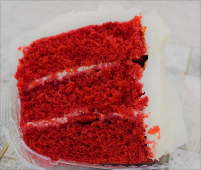 Gâteau de velours rouge avec glaçage au fromage à la crème